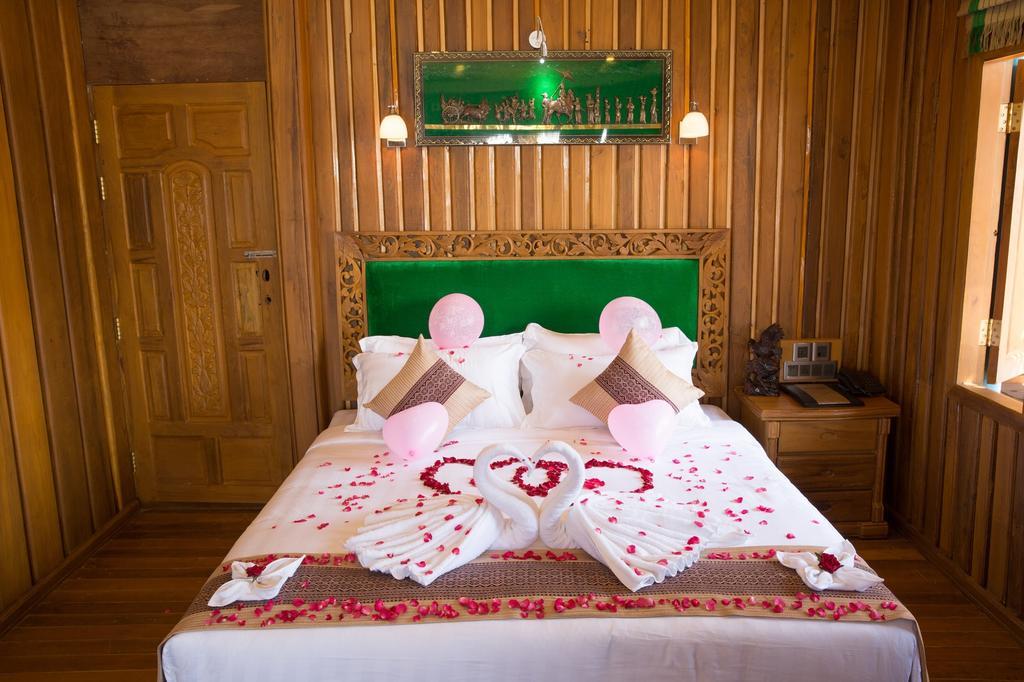 Mandalay Karaweik Mobile Hotel Habitación foto