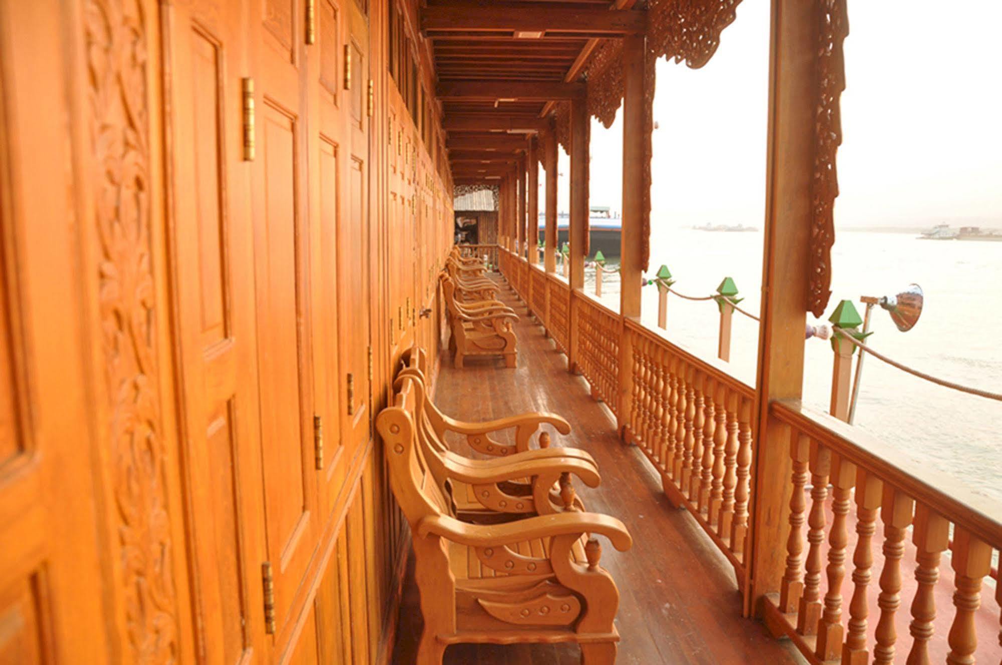 Mandalay Karaweik Mobile Hotel Exterior foto