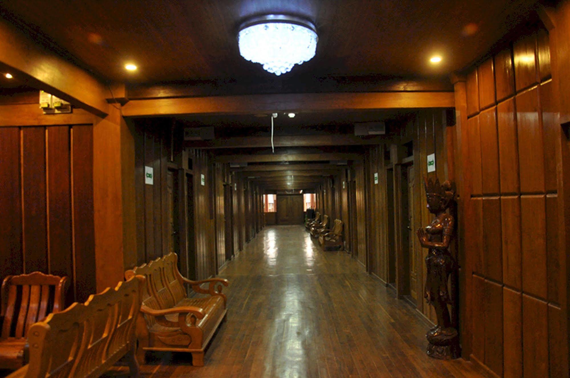 Mandalay Karaweik Mobile Hotel Exterior foto