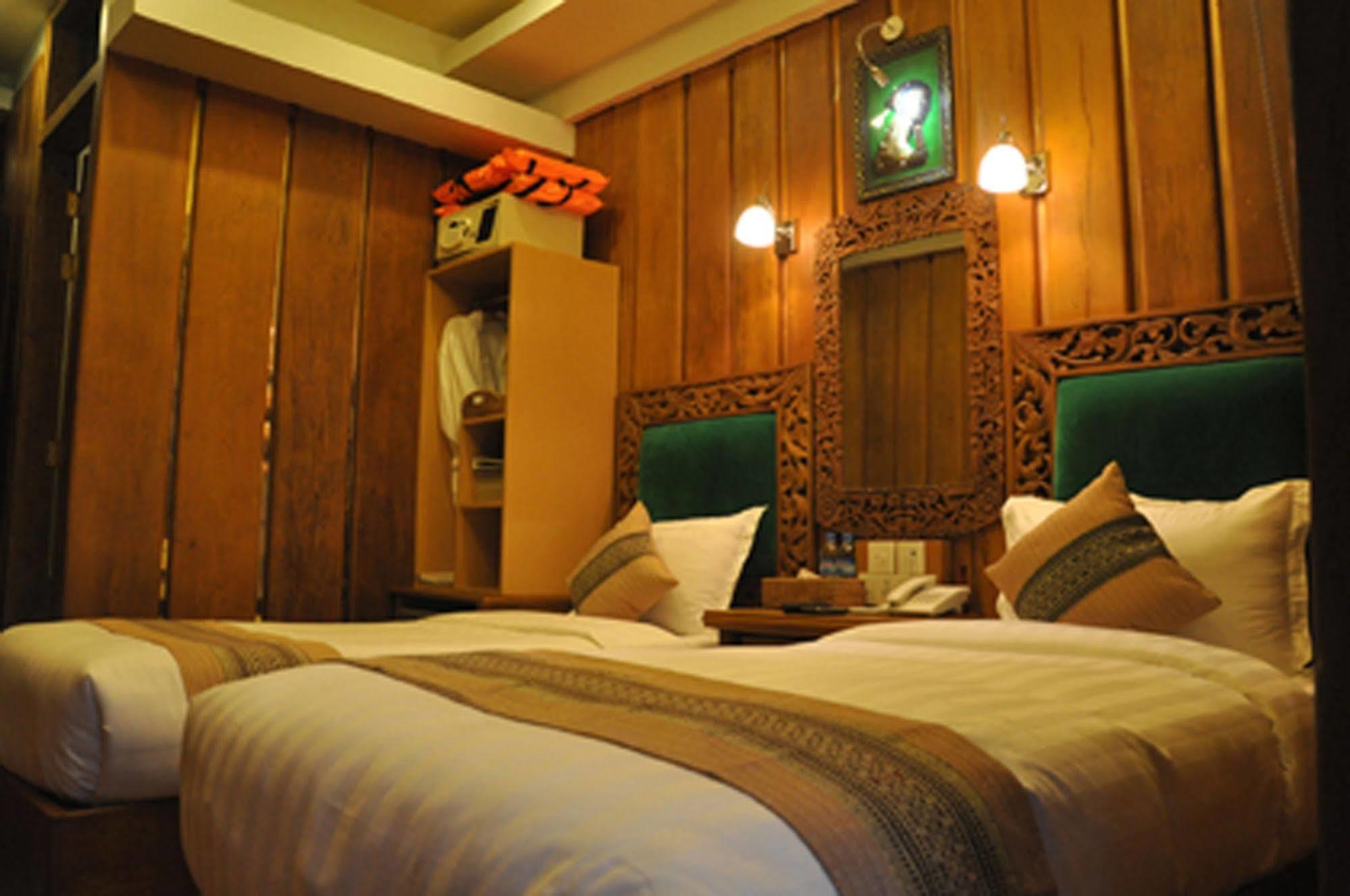 Mandalay Karaweik Mobile Hotel Exterior foto